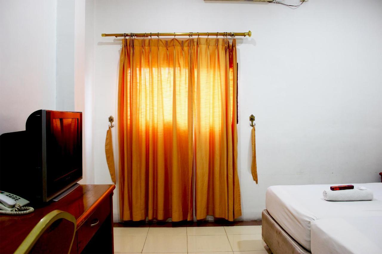Sabrina Hotel Sisingamangaraja Pekanbaru Esterno foto